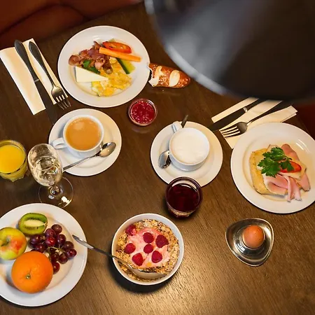 Wirtshaus&hotel Goldener Greif 3*